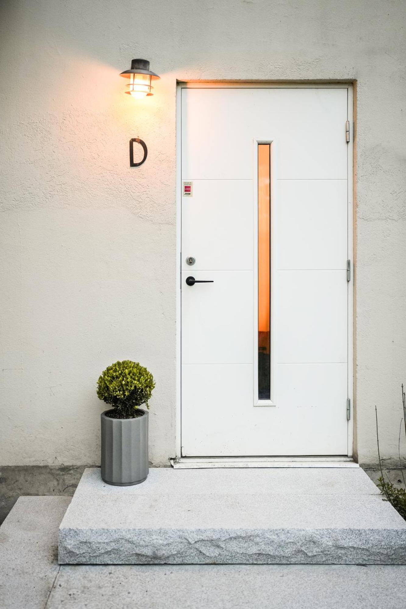 Unique With Private Terrace & Entrance Apartment *