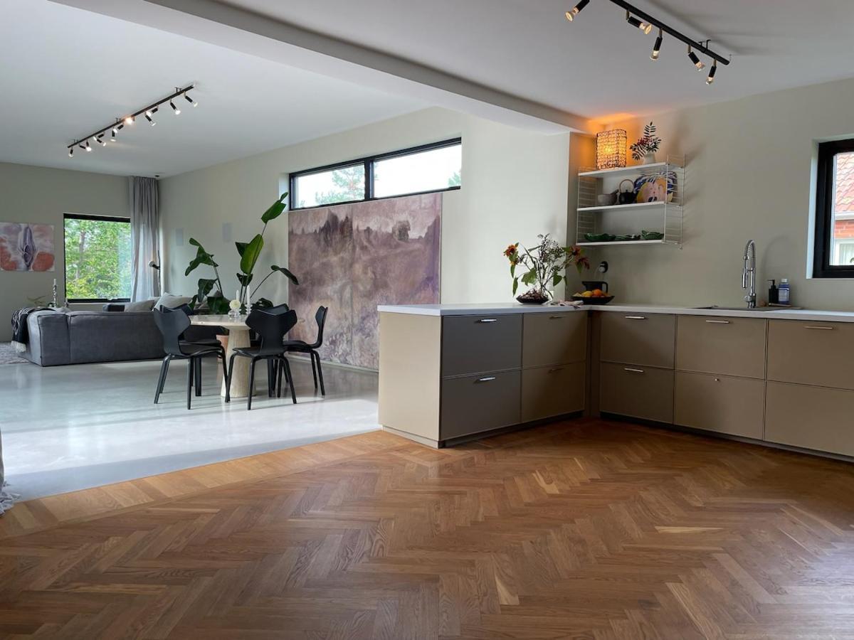 Villa Modern Near With 4 Bedrooms *