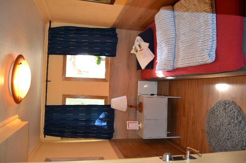 Den Roeda Baten Botel 2*
