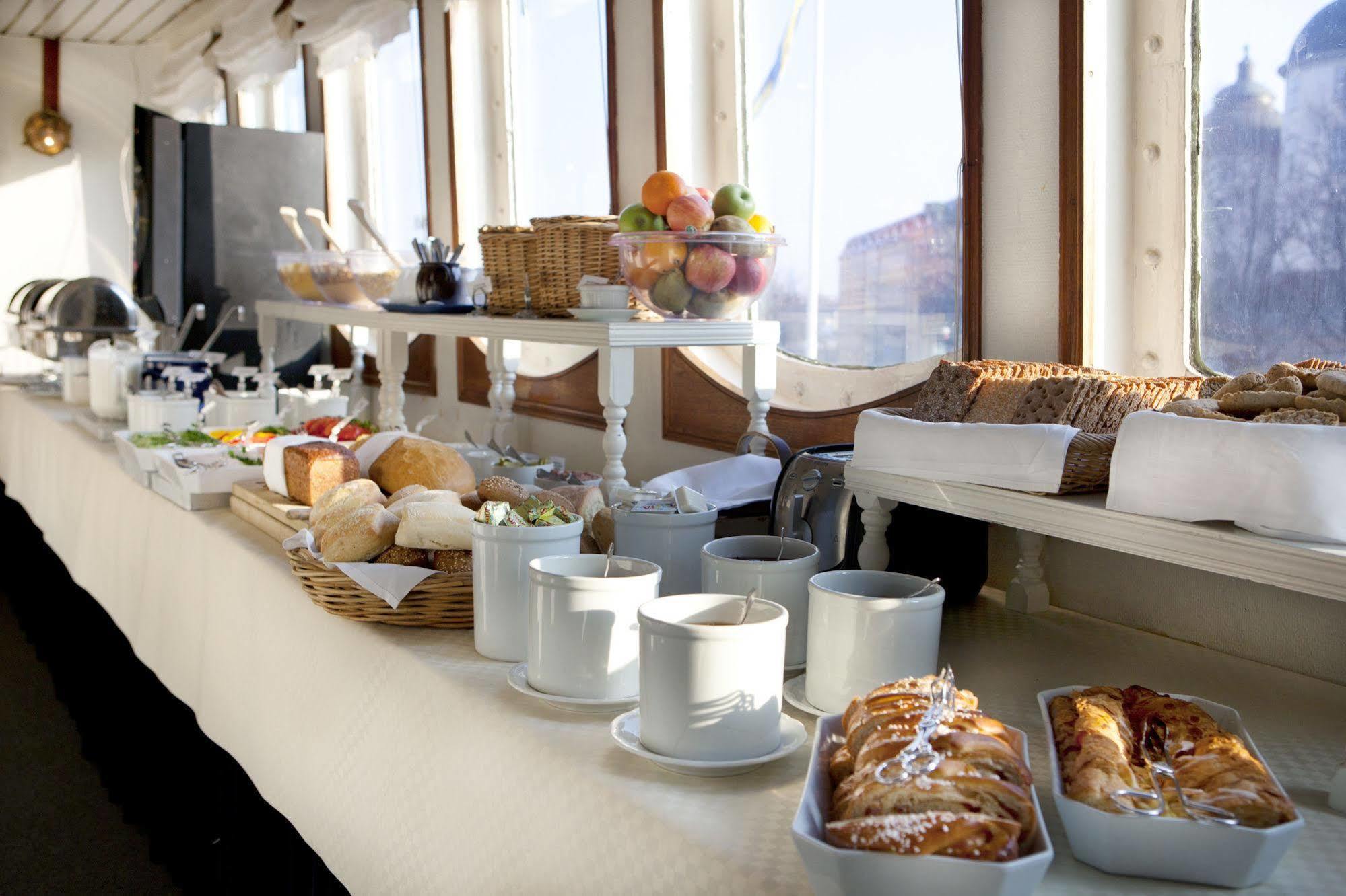 Maelardrottningen Yacht Botel