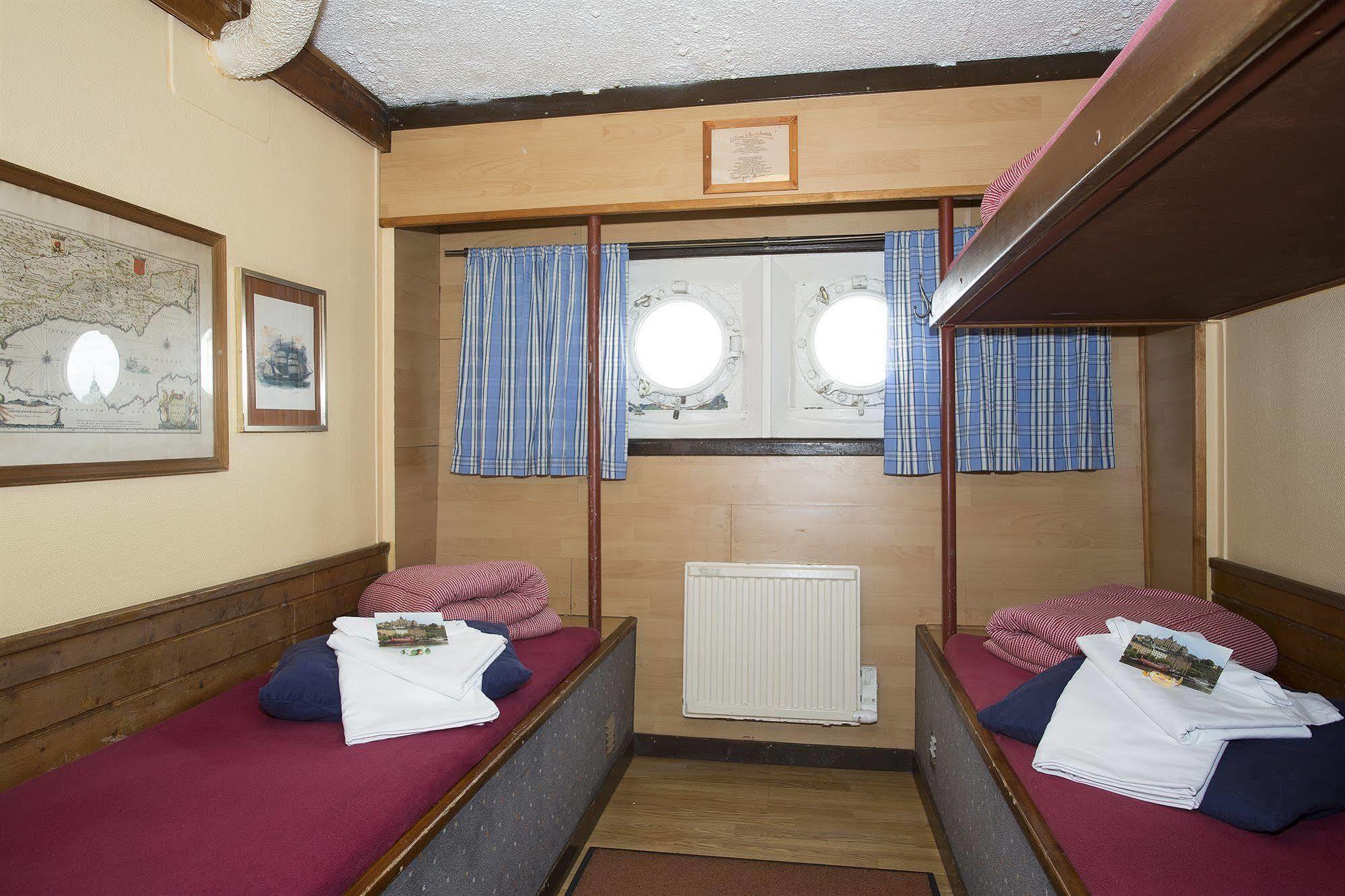 Den Roeda Baten Botel Stockholm