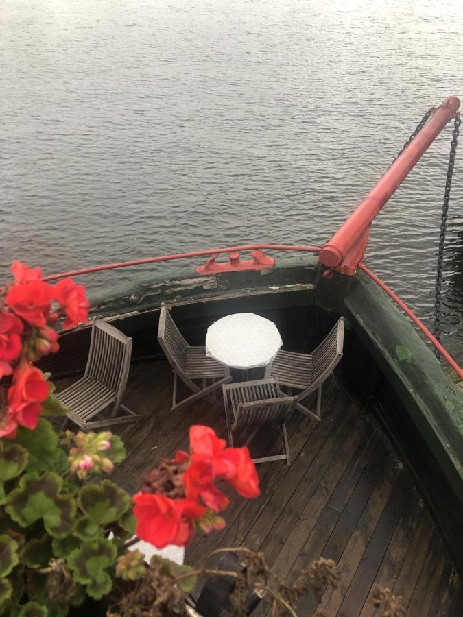 Den Roeda Baten Botel