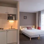 Apartment 24, Hotell