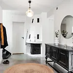 Luxurious & Cozy 2 Train Stops To City King Beds