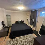 Private Room With Own Entrance Near Airport And City Center!