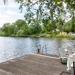 Peaceful, Picturesque Lake & Forest Retreat