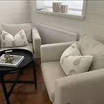 Mysig Stuga I Stavnaes By- Sommarhamn, Vaermdoe