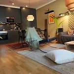 Stylish Apartment Fotsteps To Restaurants And Close To The City