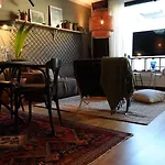 Stylish Apartment Fotsteps To Restaurants And Close To The City