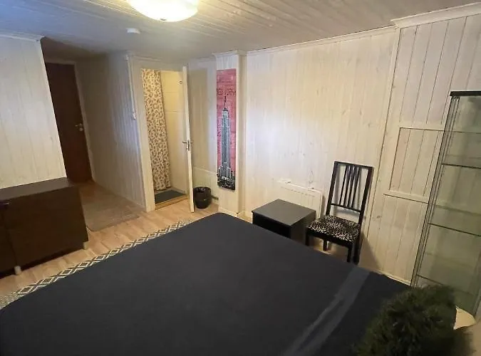 Private Room With Own Entrance Near Airport And City Center!