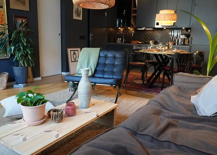 Stylish Apartment Fotsteps To Restaurants And Close To The City