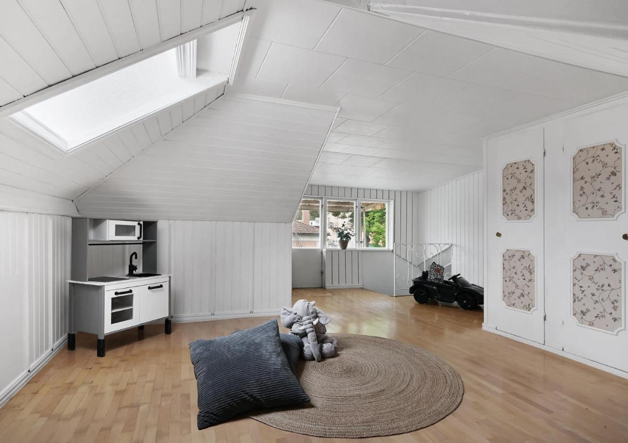 Luxurious & Cozy 2 Train Stops To City King Beds Stockholm