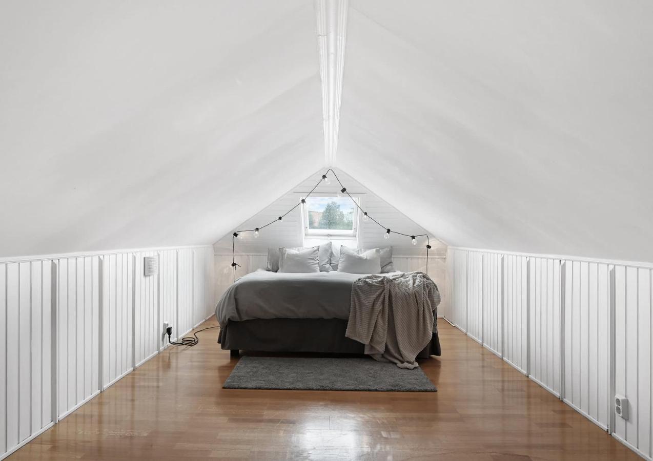 Luxurious & Cozy 2 Train Stops To City King Beds