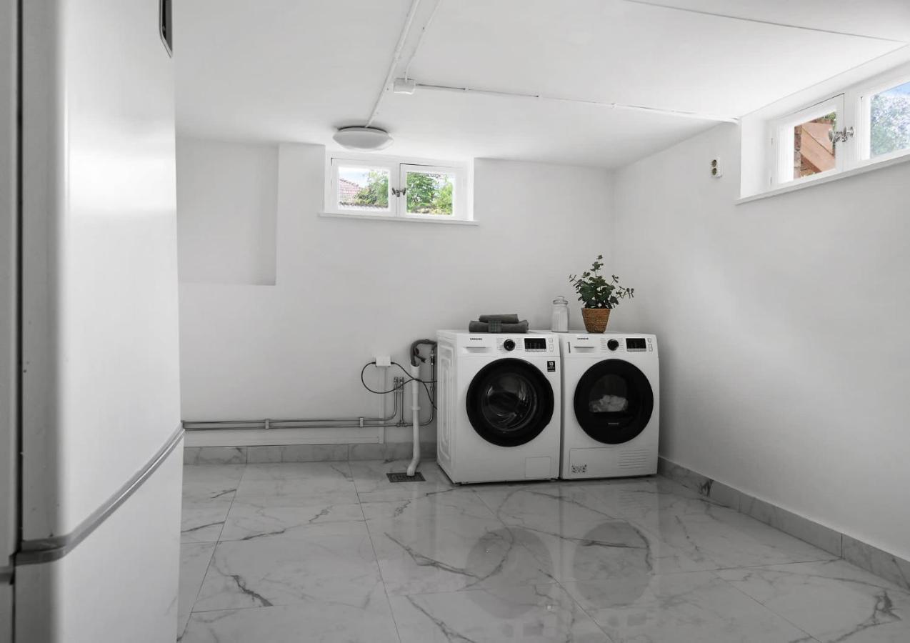 Luxurious & Cozy 2 Train Stops To City King Beds