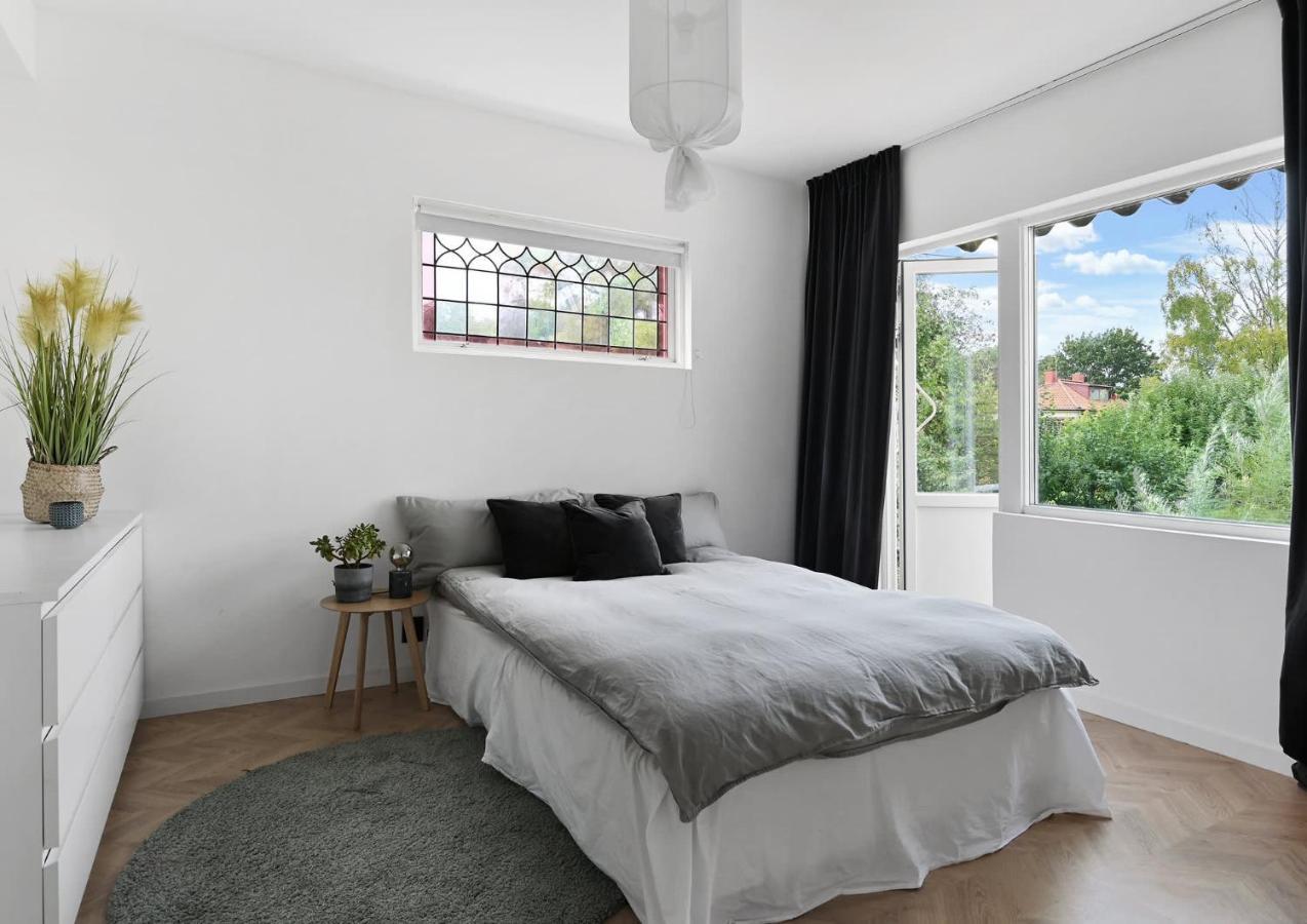 Luxurious & Cozy 2 Train Stops To City King Beds *