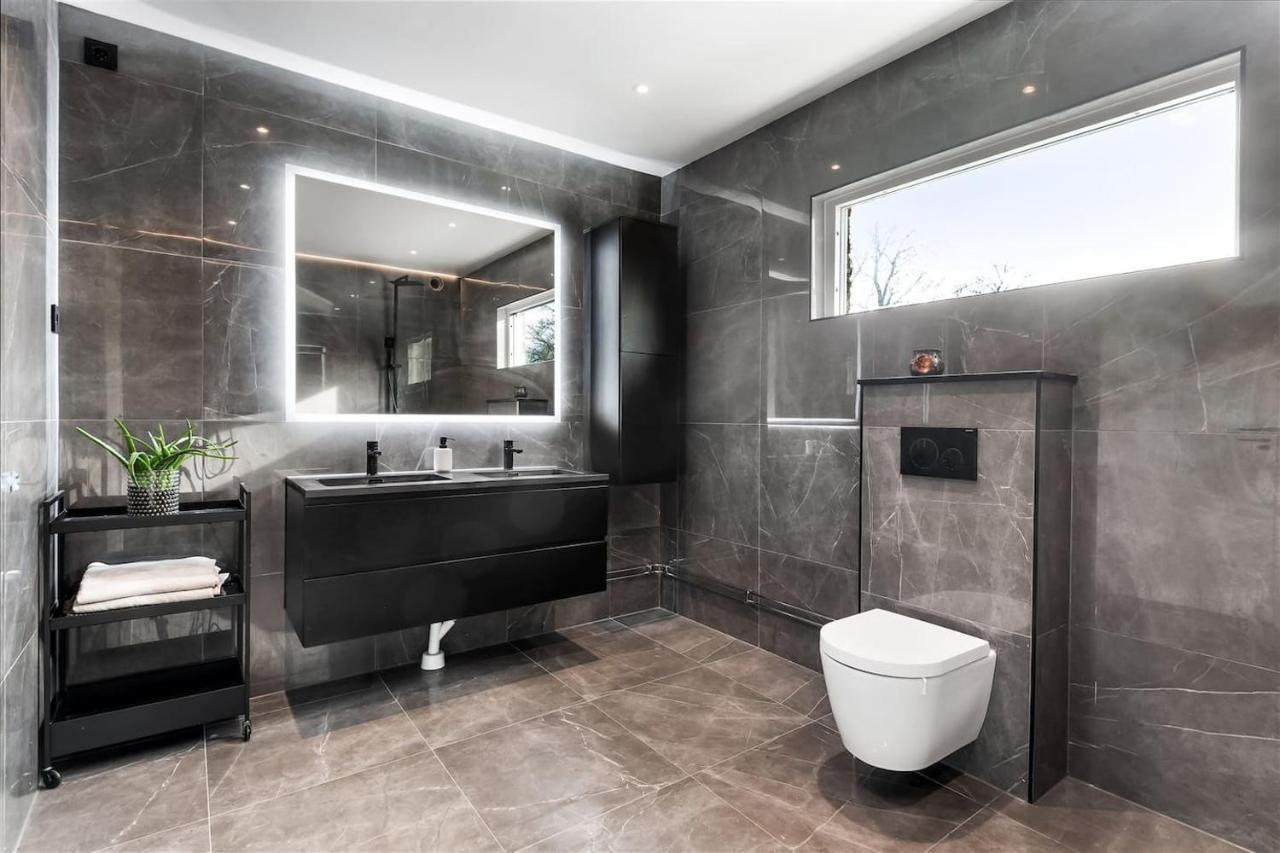 Luxurious & Cozy 2 Train Stops To City King Beds Holiday home *