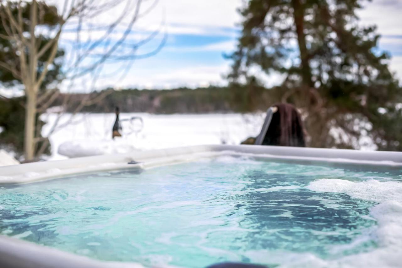 Relaxing Oasis With Jacuzzi - Amazing View & Private Pier Villa