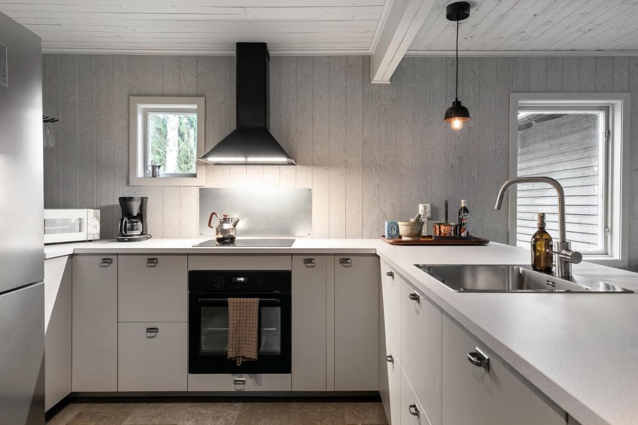 Luxury Family Near The Water For Eight People Villa *