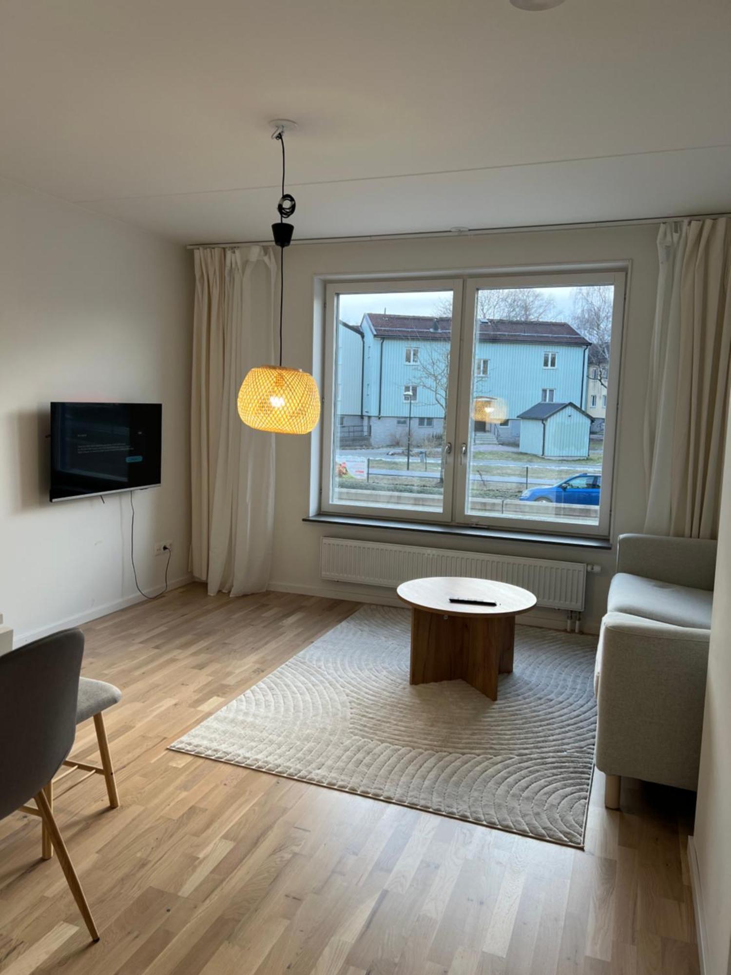 Apartment Cozy 2 Stops-15 Mins Away From Center *