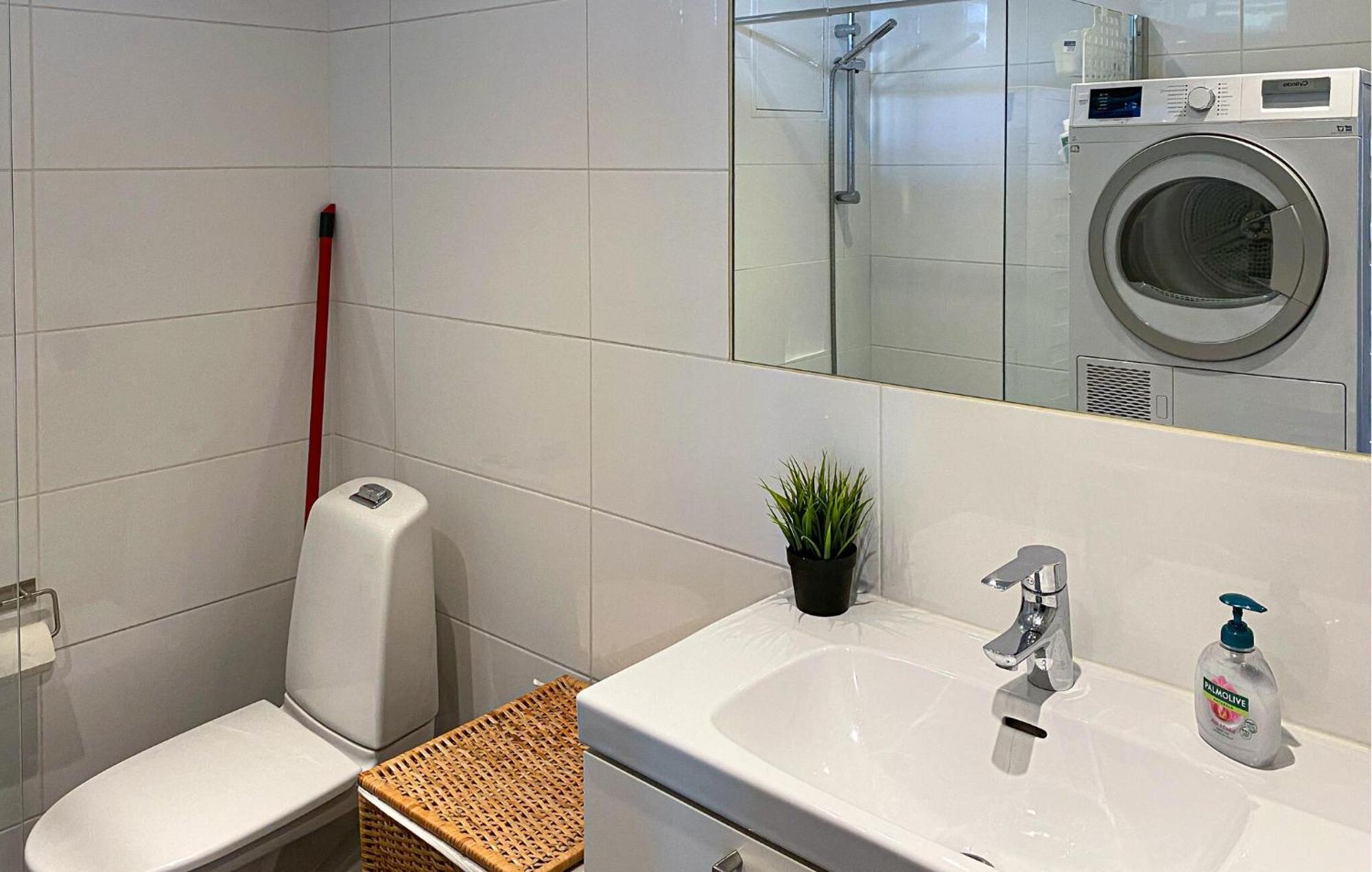 2 Bedroom Amazing In Skaerholmen Lägenhet