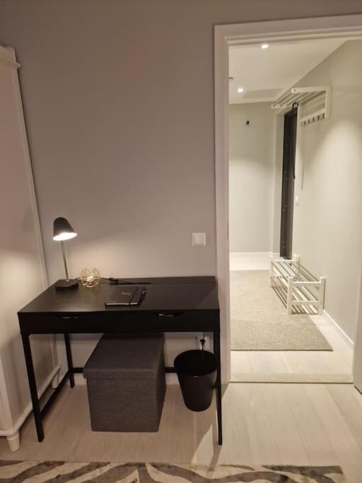 Modern With Bathroom, No Kitchen And Your Own Entrance Lägenhet *