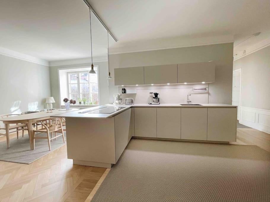 Nyrenoverad Trea I Vasastan Apartment