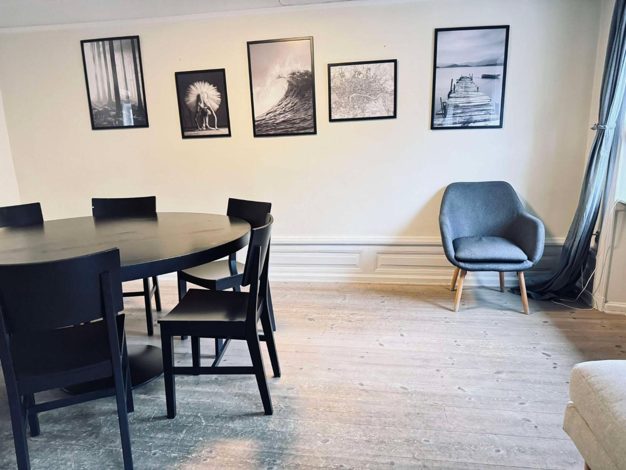 Spacious Flat For Large Group Apartment *