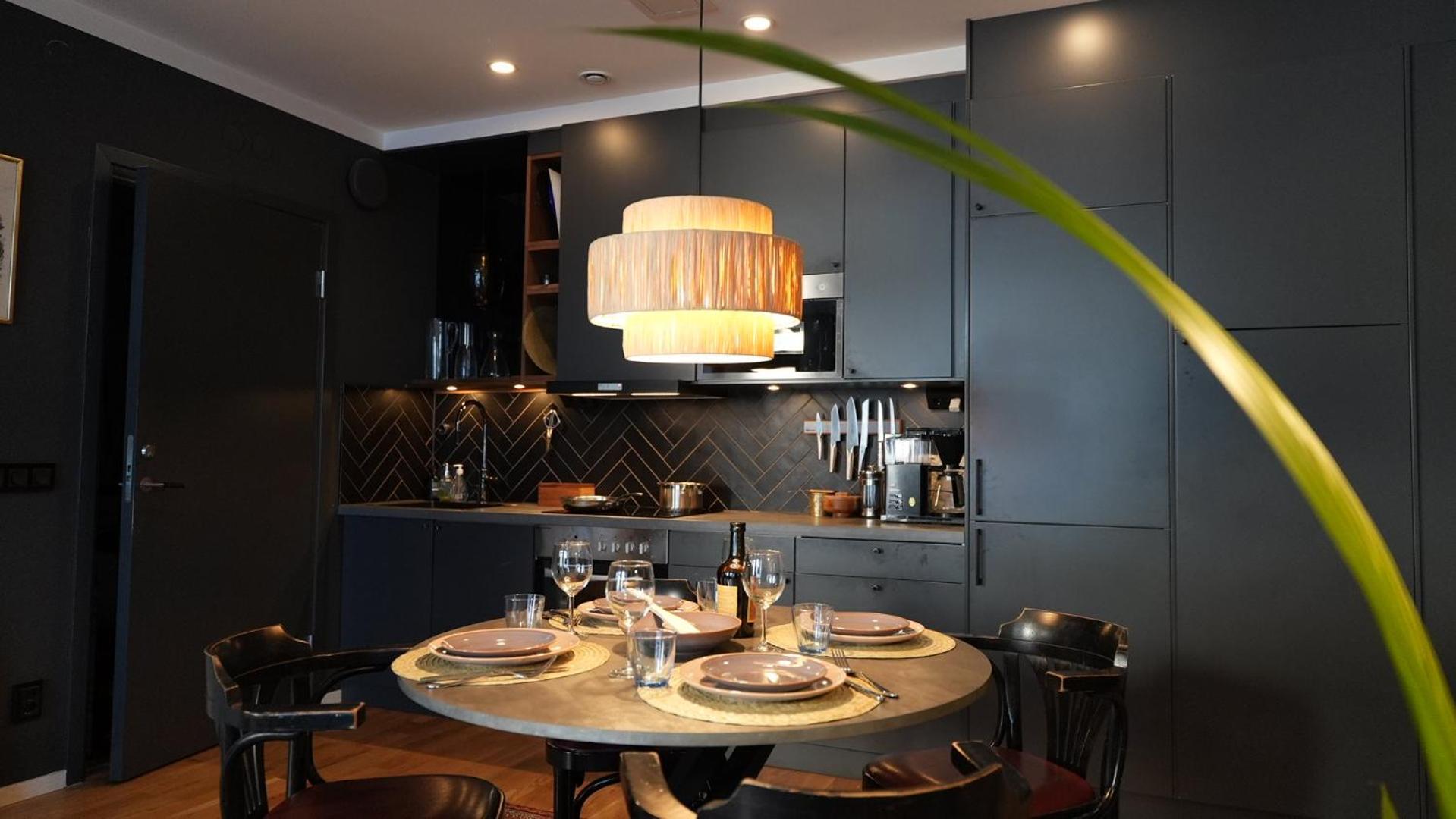 Stylish Fotsteps To Restaurants And Close To The