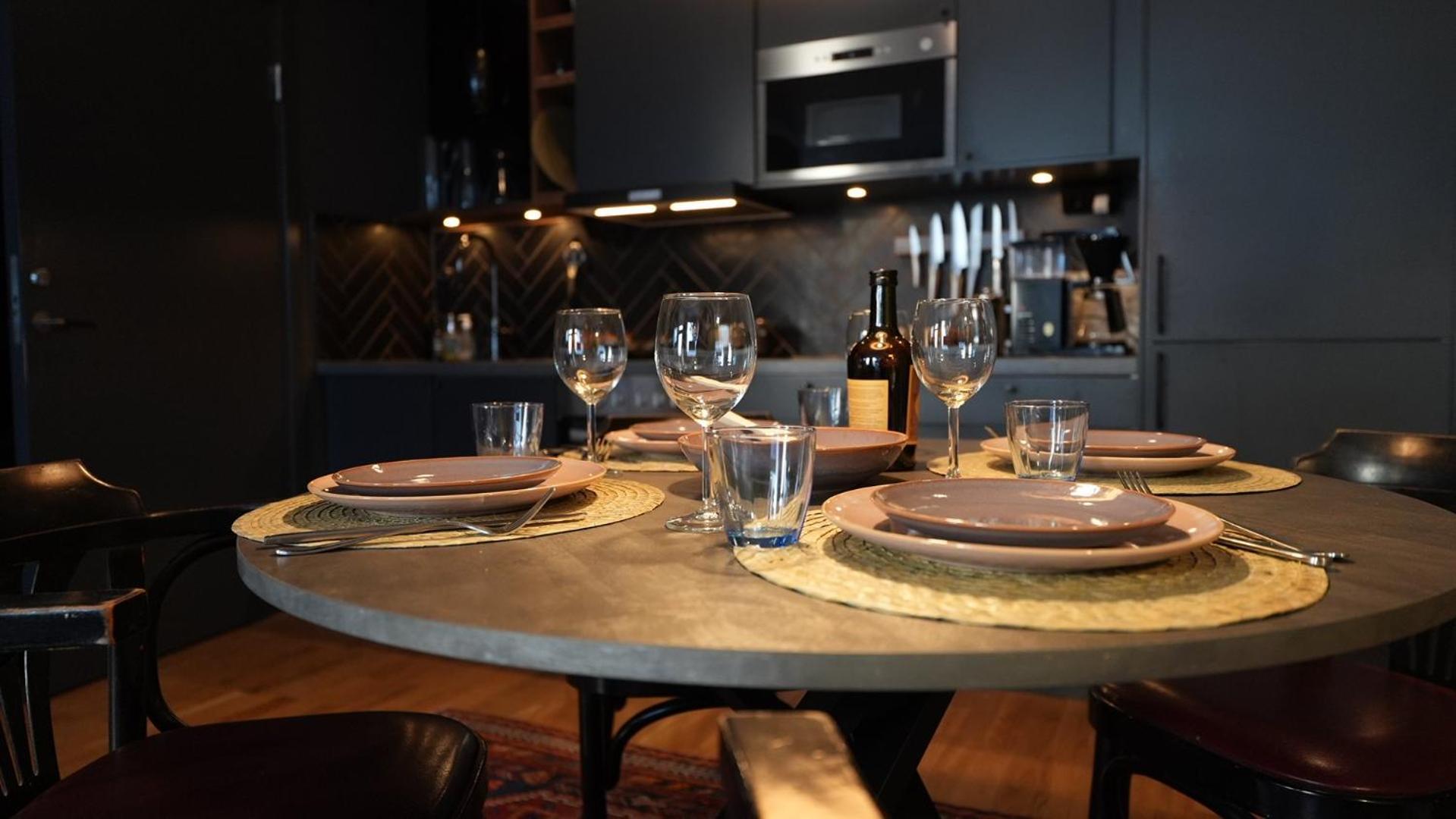 Stylish Fotsteps To Restaurants And Close To The Apartment