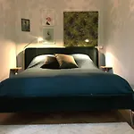 Artistic And Light 2 Room Apartment In Sofo 65Sqm