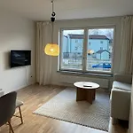 Cozy Apartment 2 Stops-15 Mins Away From City Center
