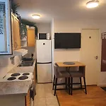 Studio Apartment Near Metro And Forest!