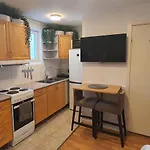 Studio Apartment Near Metro And Forest!