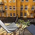 Modern Laegenhet Med Balkong
