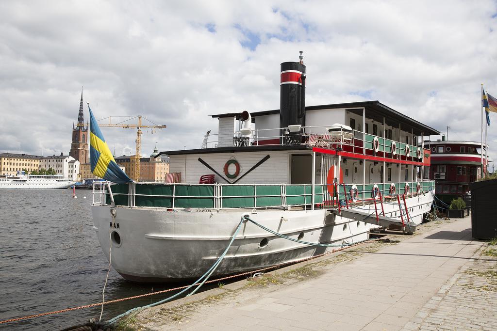 Den Roeda Baten Botel