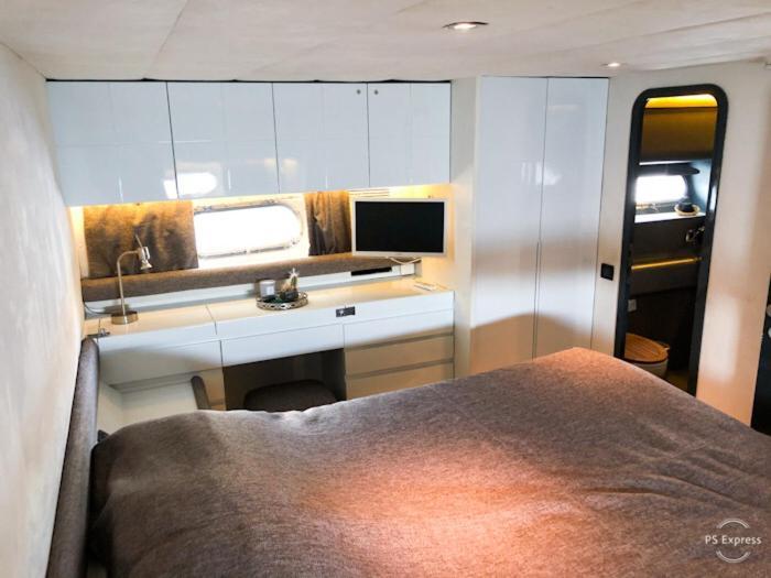 Luxurious Yacht Botel *