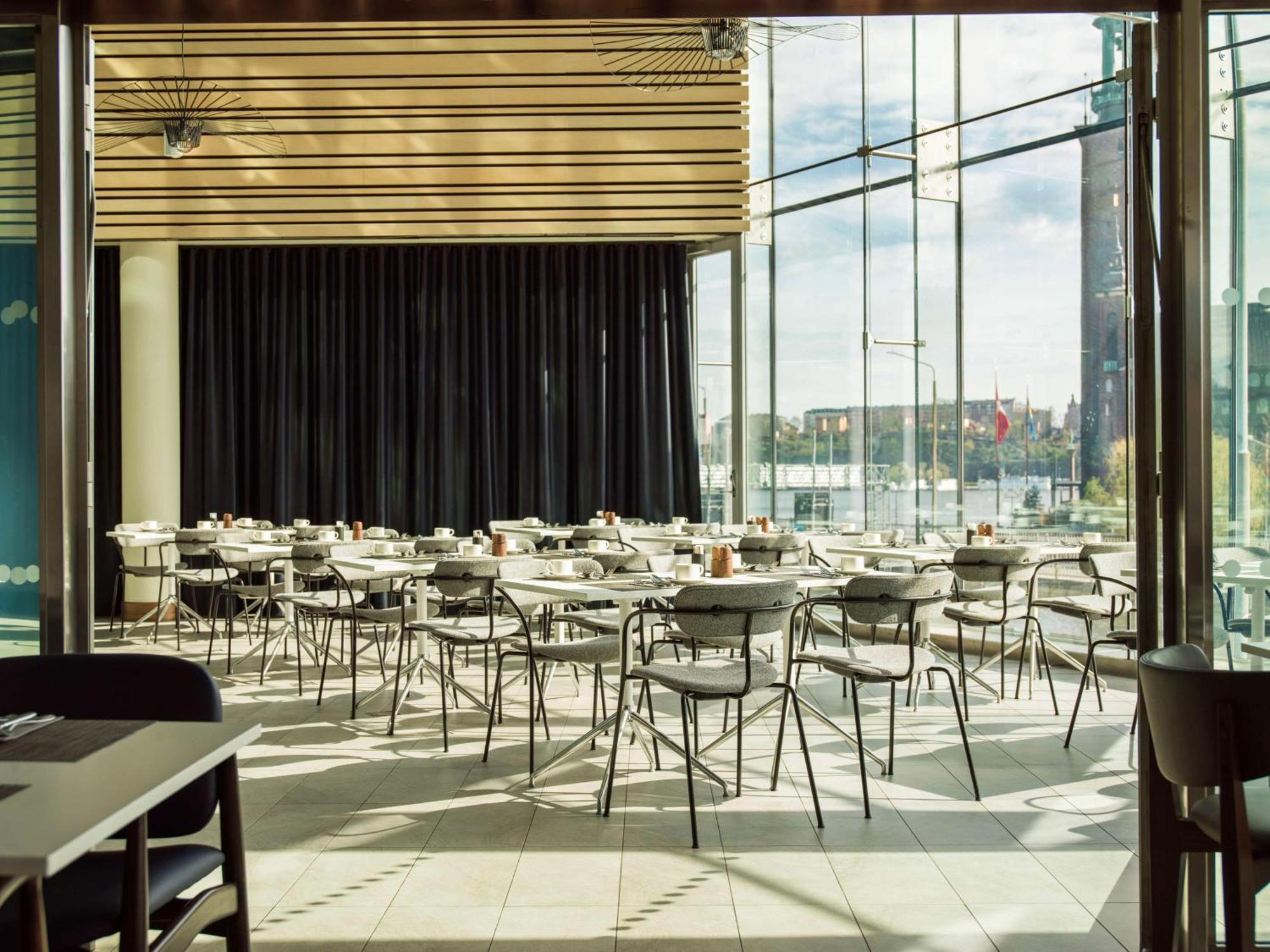 Radisson Blu Waterfront Hotel, Hotel