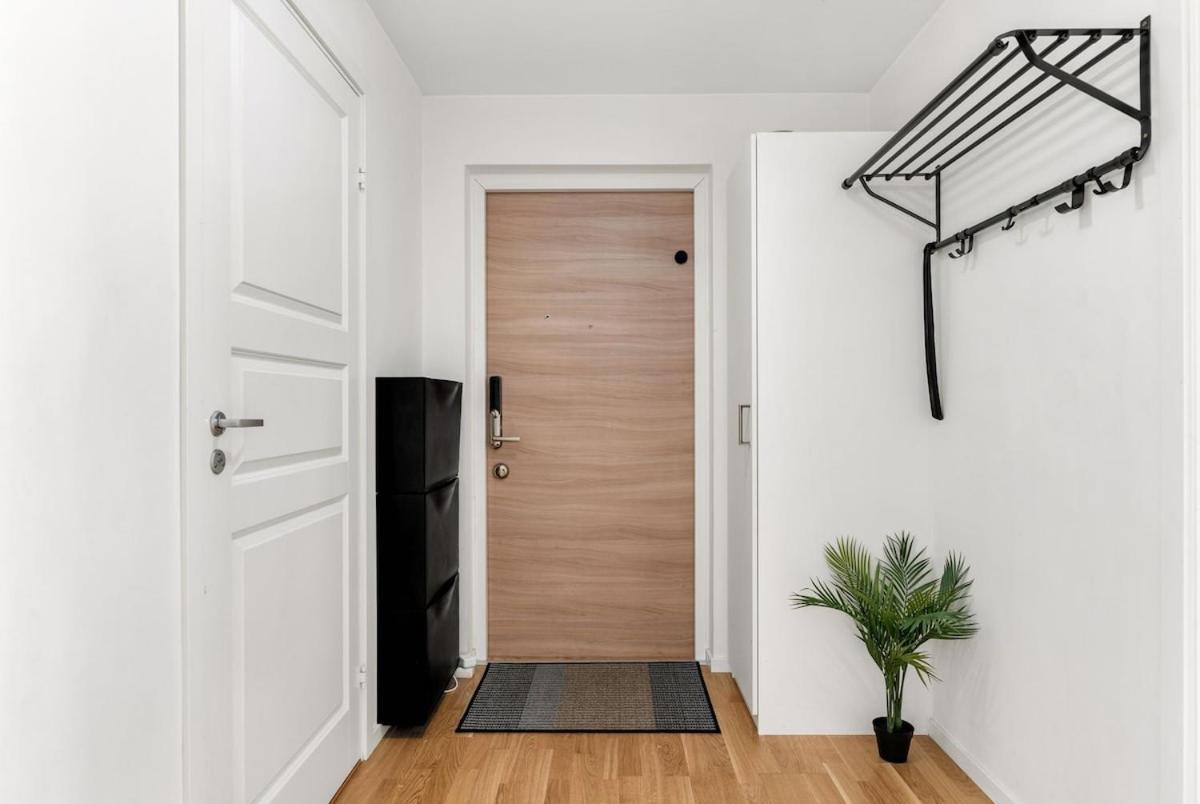 Apartment Spacious Close To & Mall