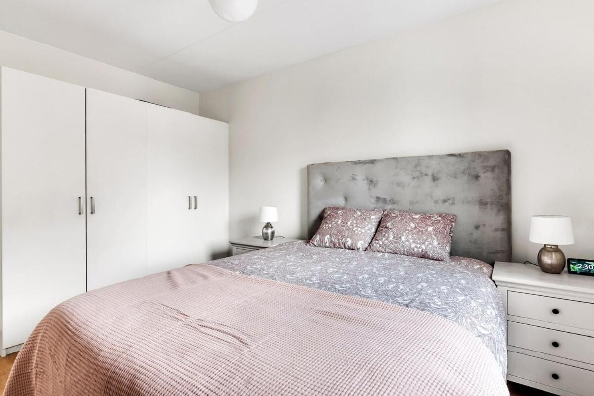 Spacious Close To & Mall Stockholm