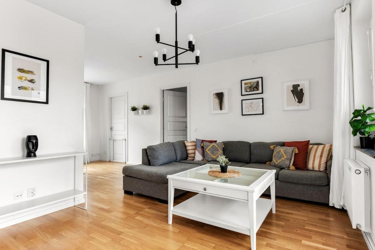 Spacious Close To & Mall Apartment
