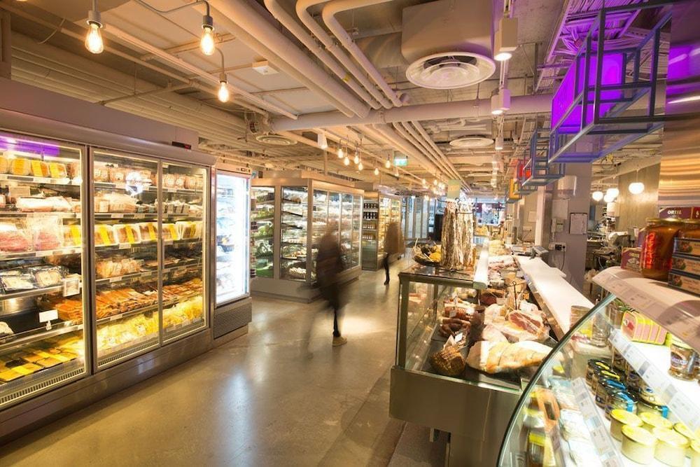 Hotell With Urban Deli